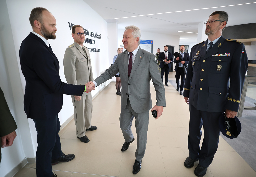 Ministr obrany Jaromír Zůna dnes navštívil Vojenskou lékařskou fakultu v Hradci Králové