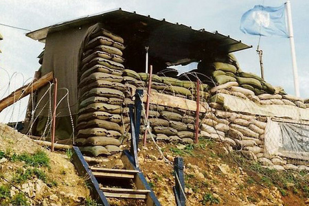 České pozorovací stanoviště u osady poblíž bosenských hranic 