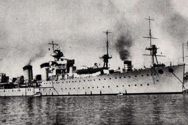 Křižník Almirante Cervera, který zajal loď převážející čs. letouny