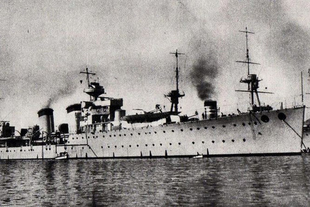 Křižník Almirante Cervera, který zajal loď převážející čs. letouny