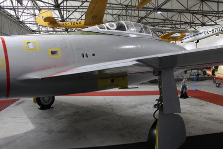 F-84 v hangáru č. 40 (2)