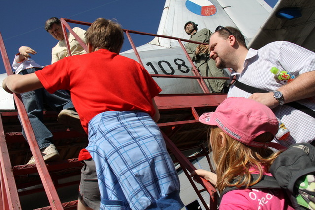 Návštěvníci si prohlíželi i vnitřek letadla An-24 