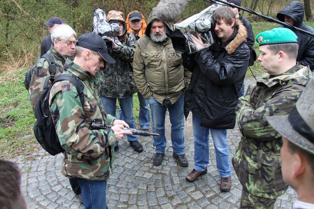 Jan Skramoušský vysvětluje před kamerou systém samopalu