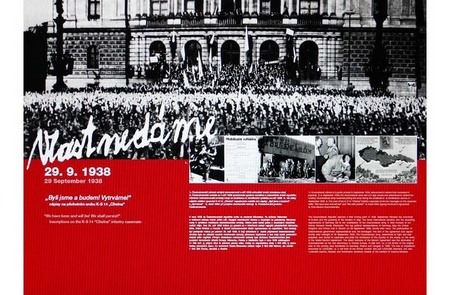 Některé z panelů výstavy Atentát na Reinharda Heydricha v Senátu - zahradě Valdštejnského paláce