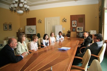 S ministrem živě diskutovali také zástupci dětí ze Spáleného Poříčí