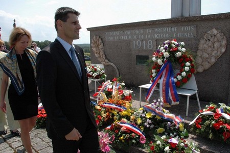 Věnec k památníku položil také náměstek ministra obrany pro personalistiku Michael Hrbata