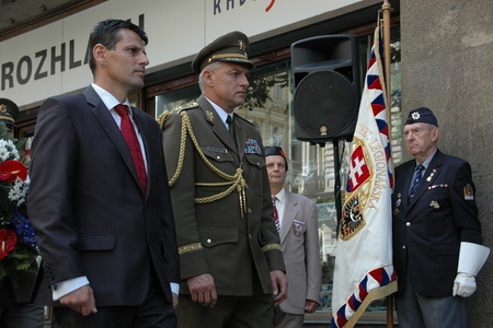 Náměstek ministra obrany Michael Hrbata a generálmajor František Malenínský