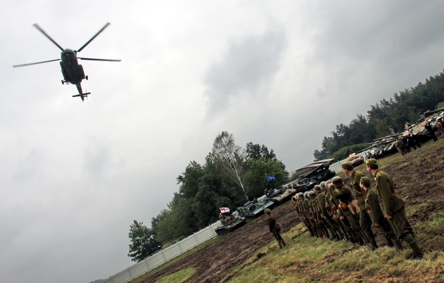 Vrtulník Mi-17 přelétává nad arénou
