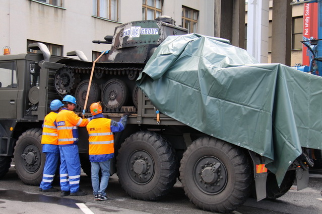 Příjezd tanku před Armádní muzeum Žižkov
