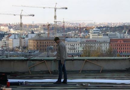 Instalace vlčího máku na budovu Armádního muzea Žižkov 3