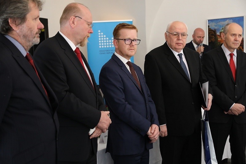Druhý zprava Ivan Urminský v obklopení náměstků MV ČR pana Mlsny a Stránského.