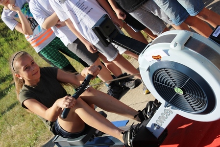 Děti si mohly vyzkoušet veslařský trenažér  