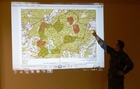  Kapitán Zika ukazuje na mapě sektory v prostoru VÚ Brdy, které postupně čistí odřad pyrotechnické očisty