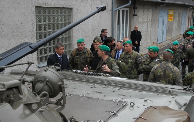 Andrej Babiš přislíbil vojákům, že se zasadí o významné navýšení výdajů na obranu v příštích letech