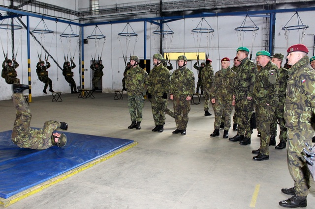 V hale pro výcvik probíhala výsadková příprava chrudimských vojáků