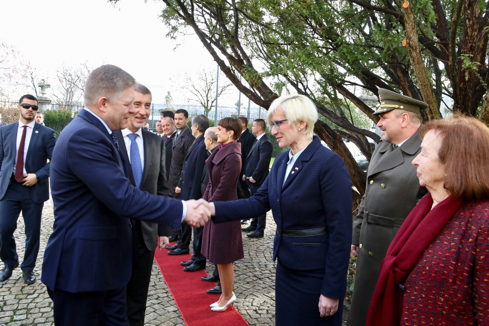 Premiér Slovenské republiky Robert Fico se vítá s ministryní obrany ČR Karlou Šlechtovou