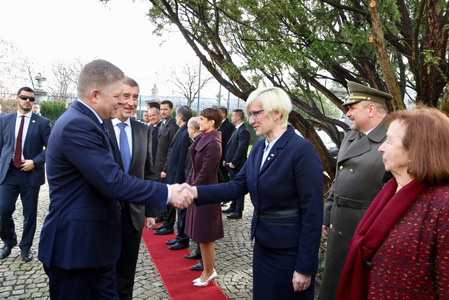 Premiér Slovenské republiky Robert Fico se vítá s ministryní obrany ČR Karlou Šlechtovou