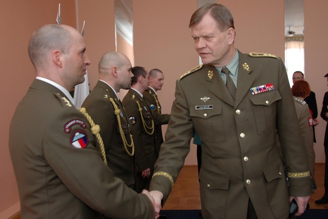 Vojákům pogratuloval také první zástupce náčelníka generálního štábu generál Josef Bečvář