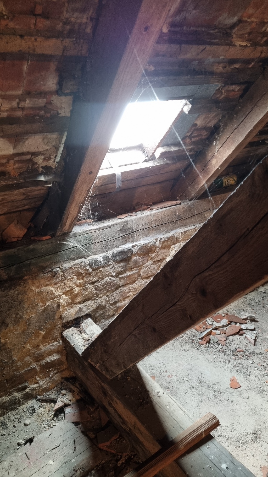 Budova ministerstva obrany padá lidem na hlavu