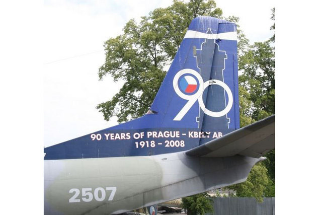 Letoun An-26 na ploše kbelského muzea s výročním nátěrem na ocasních plochách