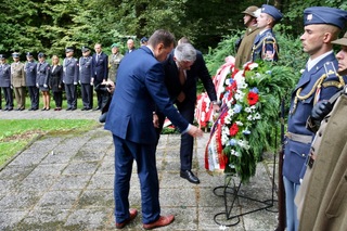 Český a polský ministr obrany při pietním aktu v Těrlicku