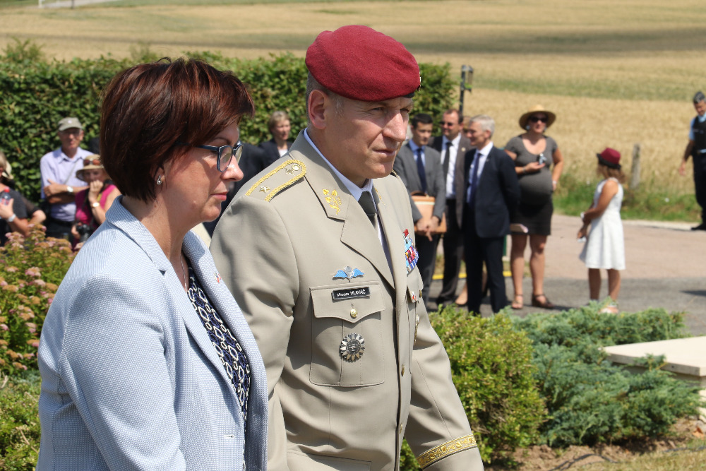 Náměstkyně ministra obrany Alena Netolická a brigádní generál Miroslav Hlaváč