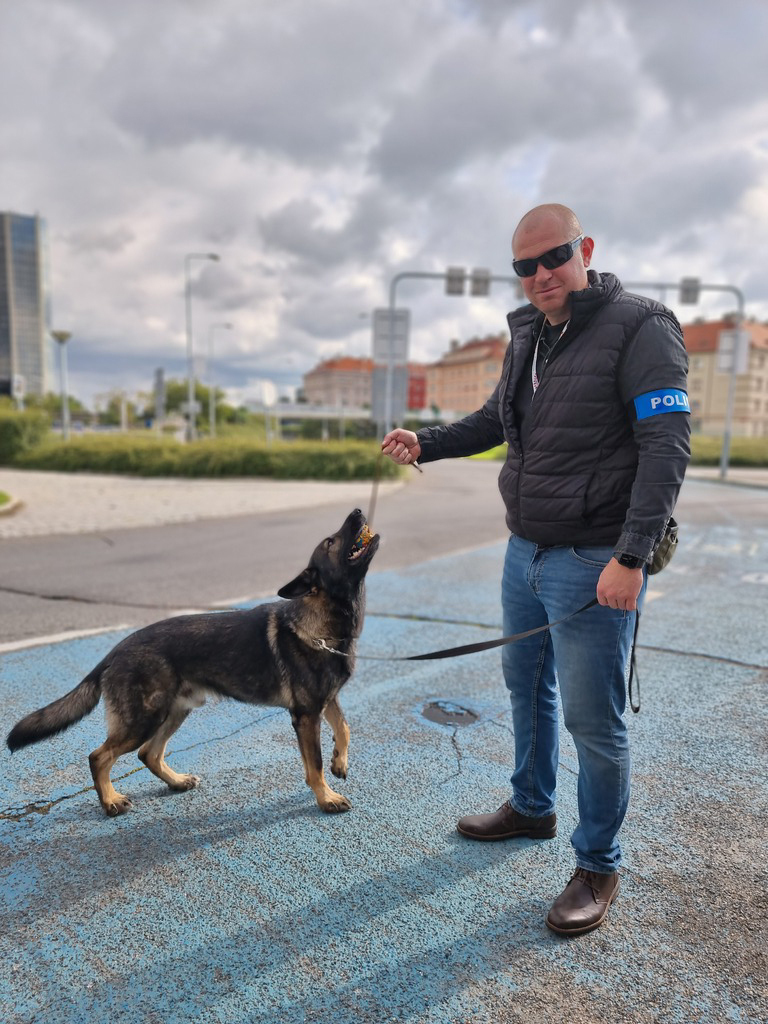 Kontrola vozidla v rámci českého předsednictví se speciálním psem jménem Ciro