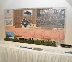 Model Orlíku a informační panel s fotkou legionářů