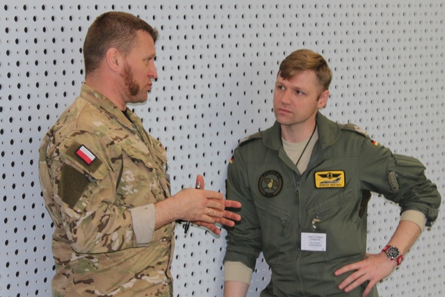  Německý pilot při rozhovoru s polským kolegou