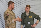  Německý pilot při rozhovoru s polským kolegou