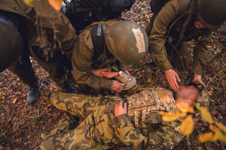 Novináři a humanitární pracovníci se učí, jak zvládnout náročné situace a jak se v bezpečí a ve zdraví vrátit domů.