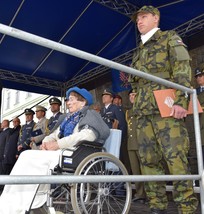 Setkání generací - druhoválečná veteránka Jarmila Halbrštátová a žák 1. ročníku skladající slib