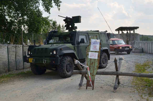  Cvičící vyjíždí s VIP osobou ze základny na místo určení