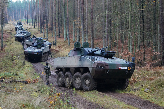  Obrněné transportéry při přesunu