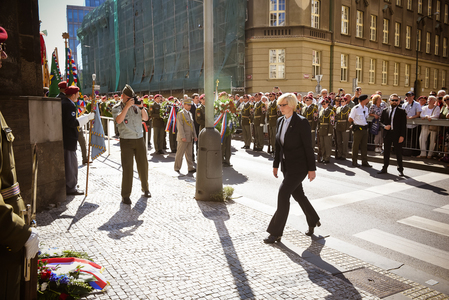 Ministryně obrany přichází k pamětní desce na zdi chrámu sv. Cyrila a Metoděje