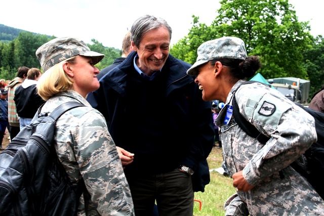 Ministr obrany v rozhovoru s příslušnicemi americké armády