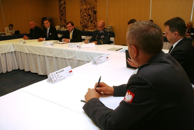 V popředí zástupce polských vzdušných sil