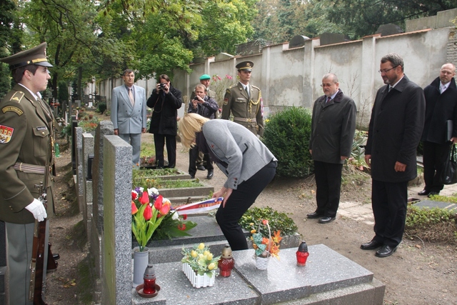  Lenka Boučková vzdává čest generálu Klapálkovi