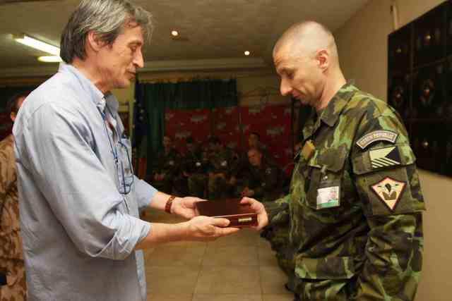 Kapitán Náplava dostává Štít ministra obrany