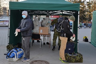  Ještě před vstupem do kasáren obdrželi roušky a ochranné rukavice