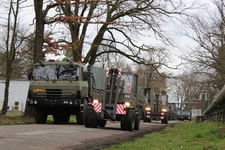  Logistici připravují techniku na přepravu