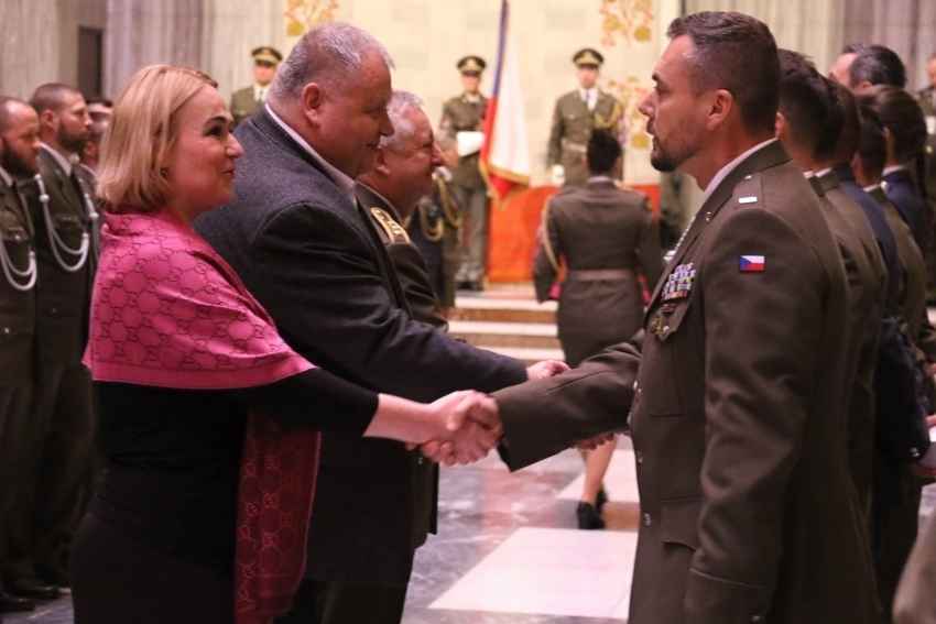  Medaile předávala starostka Prahy 2 Jana Černochová a náměstek Antonín Rada