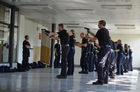  Příslušníci policejního kurzu cvičí v učebních prostorech kasáren Dědice