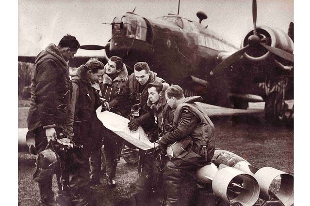 Osádka 311. čs. bombardovací perutě při předletové přípravě, v pozadí jejich Wellington Mk.IC