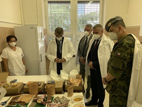 Prohlídka bojových dávek potravin s velitelem veterinárního ústavu plk. Žákovčíkem