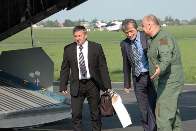 Letounem CASA do Prahy přiletěl i ministr obrany Martin Stropnický a ministr dopravy Antonín Prachař 