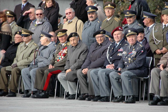 Pietního aktu na Čestném dvoře Národního památníku na Vítkově se zúčastnila řada válečných veteránů