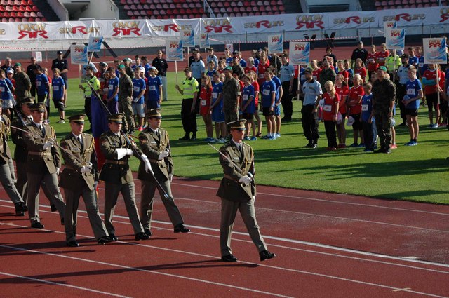 Jednotka Čestné stráže přináší vlajku