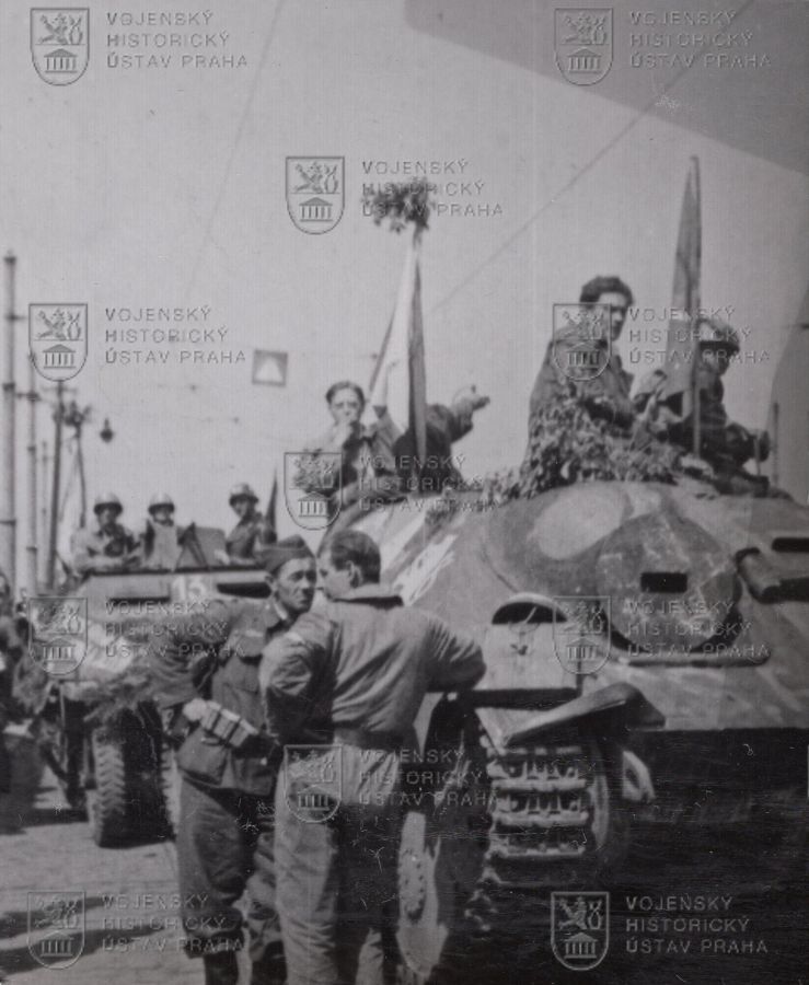 Fotografie - útočné vozy pražských povstalců