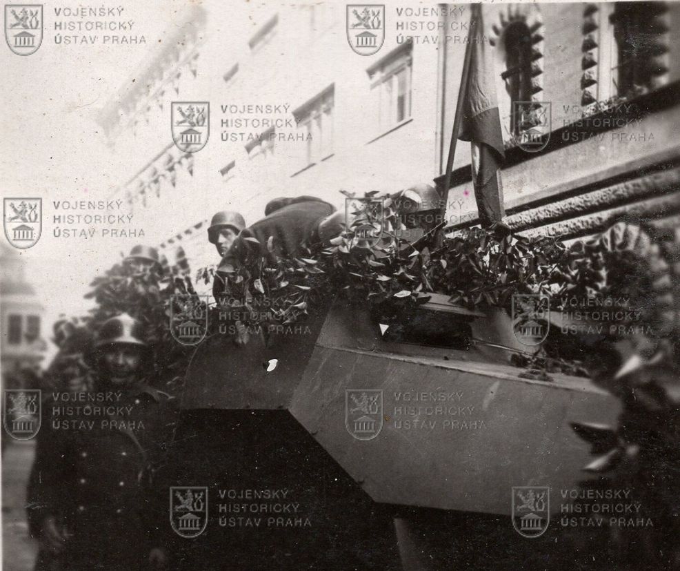 	Fotografie - útočné vozy pražských povstalců